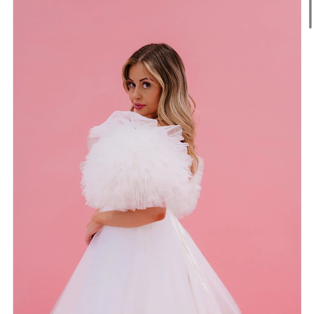 Short tulle white dress